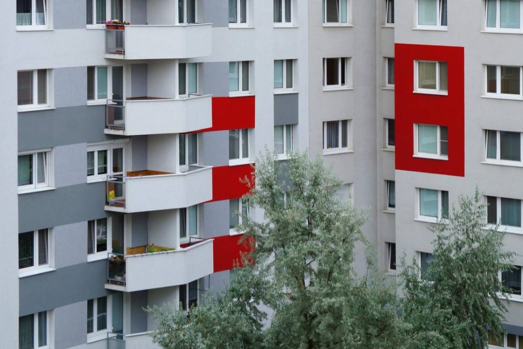 blok z czerwonymi elementami kolorystycznymi