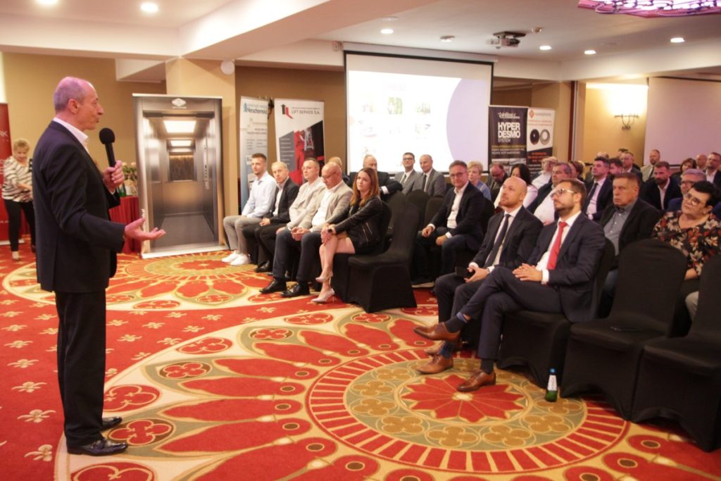 Leonard Wieczorek wręcza nagrody