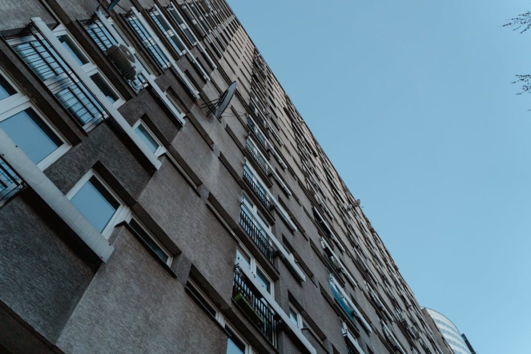 blok mieszkaniowy od dołu