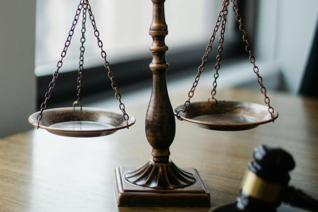 wga szalkowa i młotek sędziowski